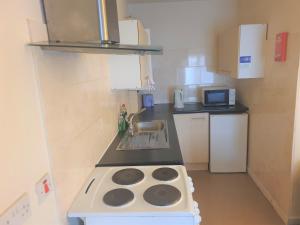 Kuchyň nebo kuchyňský kout v ubytování 2 bedroom apartment in Greater Manchester