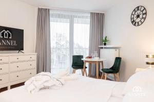 una camera da letto con un letto, un tavolo e delle sedie di Apartament Golden Mirror z basenami, strefą saun,jacuzzi W CENIE!- Pinea Apartments Pobierowo-SANNEL Apartments for rent a Pobierowo Altre 59 foto