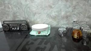 un tavolo con radio e una pila di piatti di Стаи на пъпа на Варна, входа на Морската градина a Varna