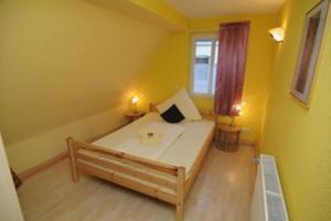 Ein Bett oder Betten in einem Zimmer der Unterkunft Hotel Hirsch Garni