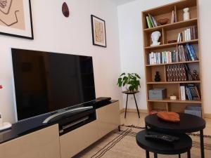 uma sala de estar com uma grande televisão de ecrã plano em Pytheas Carré d'Or em Marselha