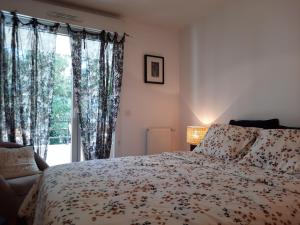 - une chambre avec un lit et une fenêtre dans l'établissement Pytheas Carré d'Or, à Marseille