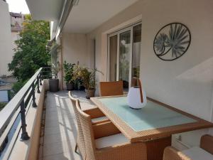 - une table sur un balcon avec un vase dans l'établissement Pytheas Carré d'Or, à Marseille