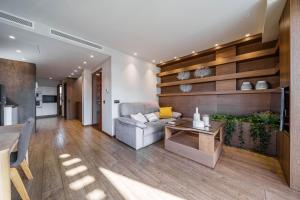salon z kanapą i stołem w obiekcie Apartamentos Gibralfaro Centro w Maladze