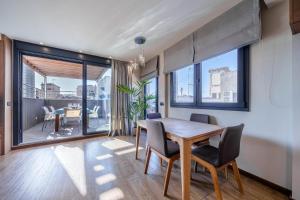 jadalnia ze stołem i krzesłami w obiekcie Apartamentos Gibralfaro Centro w Maladze