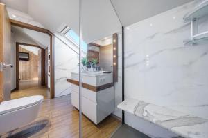 bagno con lavandino bianco e servizi igienici di Apartamentos Gibralfaro Centro a Málaga