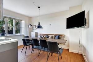 cocina y comedor con mesa y sillas en ApartmentInCopenhagen Apartment 602 en Copenhague