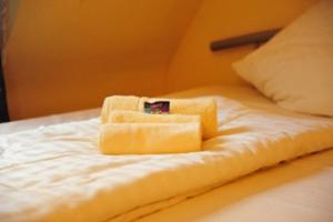 Postel nebo postele na pokoji v ubytování Hotel Hirsch Garni