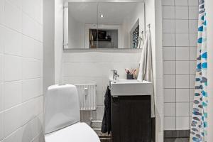 Łazienka z białą toaletą i umywalką w obiekcie ApartmentInCopenhagen Apartment 602 w Kopenhadze