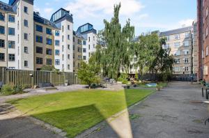 een park in het midden van een stad met gebouwen bij ApartmentInCopenhagen Apartment 602 in Kopenhagen