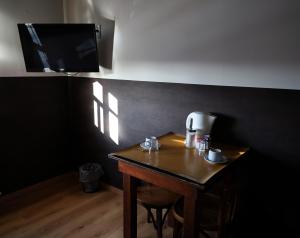 Uma TV ou centro de entretenimento em Las Avutardas Hosteria