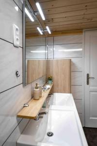 baño con lavabo blanco grande y espejo en Bazaltorgona 37, en Badacsonytördemic