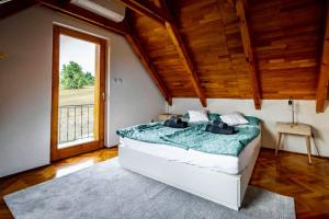 鮑道喬尼特爾代米茨的住宿－Bazaltorgona 37，一间卧室设有一张床和一个大窗户