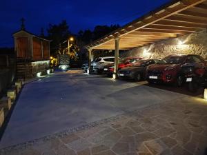 um parque de estacionamento à noite com carros estacionados em A Casa Romeu em Santiago de Compostela
