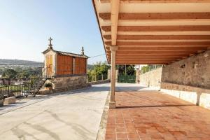 un porche con techo de madera y un edificio en A Casa Romeu, en Santiago de Compostela