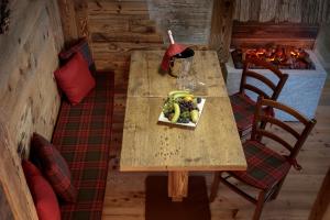 Pića u objektu Ski Apartment Francois Hot Tub & Central Location with hotel services