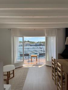 a living room with a view of the water at Habitatges Turístics Riba Pitxot - S'Arenella in Cadaqués