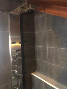 La salle de bains est pourvue d'une douche et de carrelage gris. dans l'établissement Zack's Piccolo Comfort, à Athènes