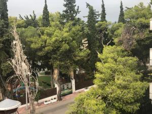 vistas a un parque con un banco y árboles en Zack's Piccolo Comfort, en Atenas