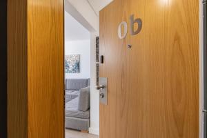 Una puerta con la palabra buey en una sala de estar en Garcia 28, en Lisboa