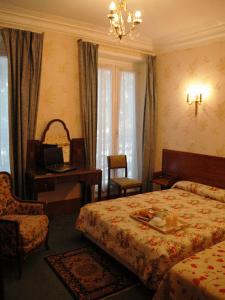 Un pat sau paturi într-o cameră la Grand Hôtel De L'Europe