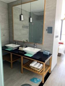 baño con 2 lavabos y espejo grande en Biệt thự nghỉ dưỡng mặt biển, cao cấp và riêng tư en Ba Ria