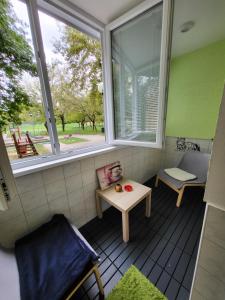 Habitación pequeña con mesa y ventana en Apartmán George, en Bratislava