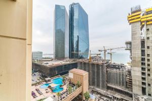 una vista aérea de una ciudad con edificios altos en Icon Casa Living - Sadaf 4 Residence - JBR, en Dubái