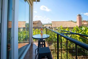 a balcony with a table and a view of the grapes at Apartment Falichi in Plomin