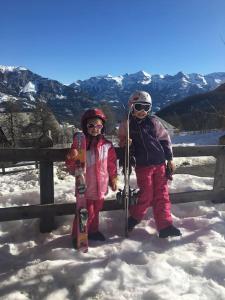 twee mensen staan in de sneeuw met ski's bij T3 puy st Vincent 1800 in Puy-Saint-Vincent