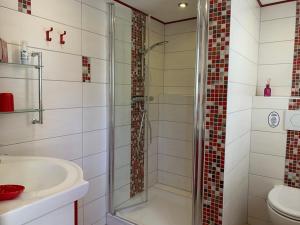 Ένα μπάνιο στο Ferienwohnung am Rennsteig bei Eisenach - Angela Jaentsch +24 φωτογραφίες