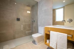 a bathroom with a shower and a toilet and a sink at Teide Rooms in Puerto de Sagunto