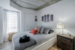 a bedroom with a bed with a black bag on it at NOUVEAU - CONDO 2CH - VIEUX-QUÉBEC in Quebec City +33 photos