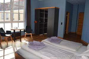 Schlafzimmer mit einem Bett, einem Tisch und Stühlen in der Unterkunft Kühlungsborner Brauhaus in Kühlungsborn