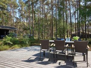 stół i krzesła na drewnianym tarasie w obiekcie 7 person holiday home in Nex w Nexø