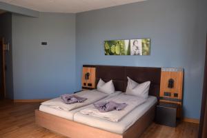 uma cama com duas almofadas num quarto em Kühlungsborner Brauhaus em Kühlungsborn