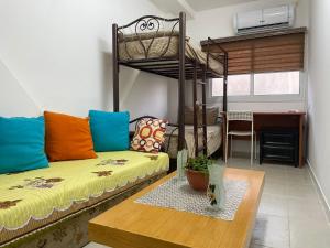 un soggiorno con divano e letto a castello di Alsharif family a Hebron