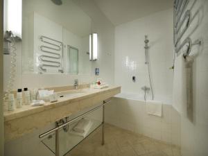 布拉格的住宿－EA朱莉斯酒店，一间带水槽、浴缸和淋浴的浴室