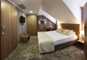 Pokój hotelowy z łóżkiem i łazienką w obiekcie Pod Lipą w mieście Gorzów Śląski