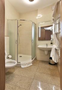 W łazience znajduje się prysznic, toaleta i umywalka. w obiekcie Pod Lipą w mieście Gorzów Śląski