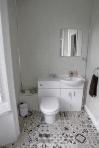 惠特比的住宿－Ugthorpe Lodge Hotel，白色的浴室设有卫生间和水槽。