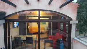 una camera con patio arredato con tavolo e sedie di Casa Vacanze residence Cavour Attico a Valledoria