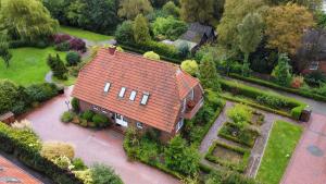 Luftaufnahme eines Hauses mit rotem Dach in der Unterkunft Haus Fischernetz in Leezdorf