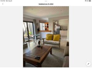 德爾斯特魯姆的住宿－Rueby’s Apartment 101，客厅配有沙发和桌子