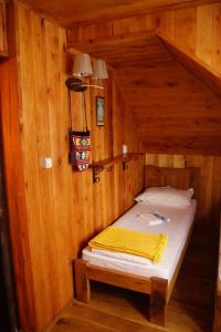 una piccola camera con un letto in una cabina di Guest House Glogovac a Kamenica