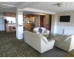 A kitchen or kitchenette at Savoy B&B