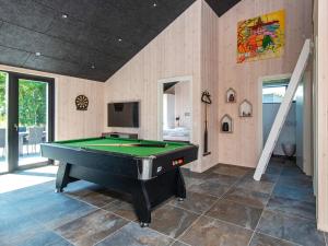 Biliár nebo kulečník v ubytování 12 person holiday home in Haderslev