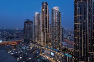 迪拜Address Dubai Mall的夜晚城市中的一组高楼