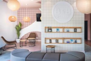 Un vestíbulo con un sofá y sillas y una mesa. en B&B HOTEL Porto Expo Aeroporto, en Matosinhos