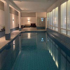 uma grande piscina num quarto de hotel em Dhakira Resort em Adh Dhakhīrah